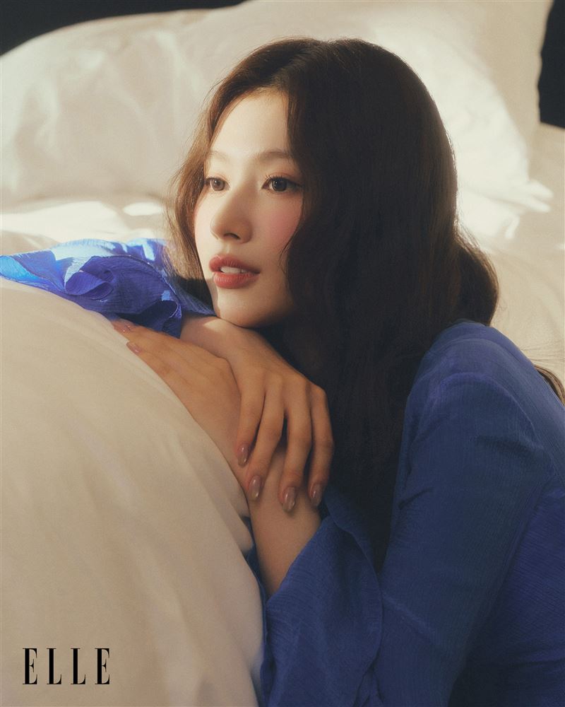 SANA揭開TWICE保持十年凝聚力的核心秘密。（圖／ELLE提供）