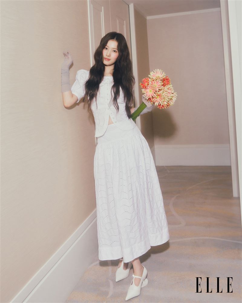 SANA揭開TWICE保持十年凝聚力的核心秘密。（圖／ELLE提供）