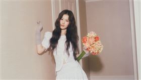 SANA揭開TWICE保持十年凝聚力的核心秘密。（圖／ELLE提供） 