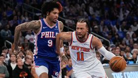 紐約尼克隊當家球星布朗森（Jalen Brunson）上半場便狂轟27分，率領尼克隊以137：98輕取費城76人隊。（圖／美聯社／達志影像）