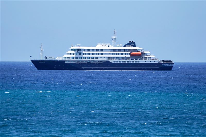 荷蘭泛海探險公司的「洪迪亞斯號」近日傳出3人疑似感染漢他病毒（hantavirus）病逝。（圖／美聯社／達志影像）