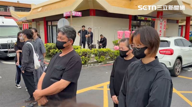 這次沒牽手！女大生與父母現身女警告別式，親友怒嗆：不跪別進。（圖／翻攝畫面）