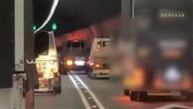 多輛小貨車在雪山隧道塞車時變換車道，誇張行徑遭民眾PO網。（翻攝臉書社團「宜蘭知識+」）