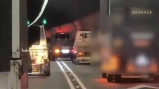 雪隧塞爆玩命切車道　貨車「神操作」挨批