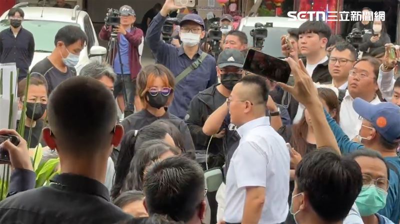 戴姓女大生出現在告別式，欲進入會場但遭到家屬拒絕。（圖／翻攝畫面）