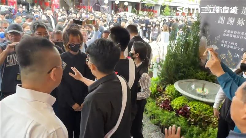 戴姓女大生出現在告別式，欲進入會場但遭到家屬拒絕。（圖／翻攝畫面）
