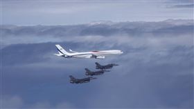 總統賴清德訪史瓦帝尼搭乘史王專機返國，F-16伴飛。（圖／軍聞社提供）