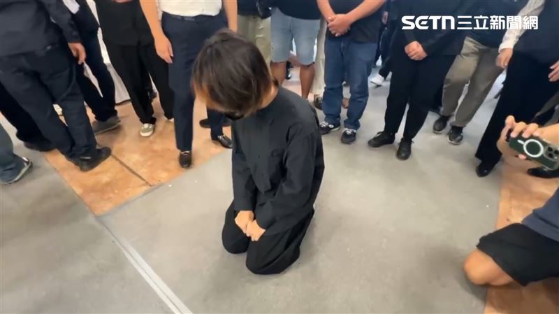 意外發生後第8天，女大生在鄭詠心告別式上，下跪致意。（圖／翻攝畫面）