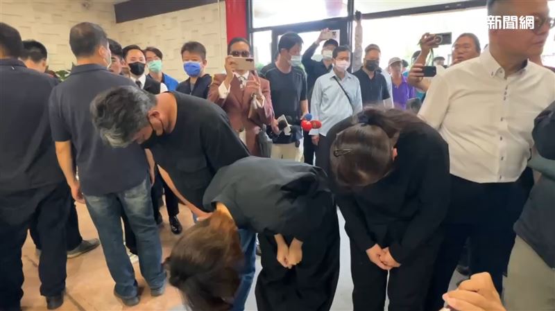女大生與父母在靈堂前鞠躬致意。（圖／翻攝畫面）