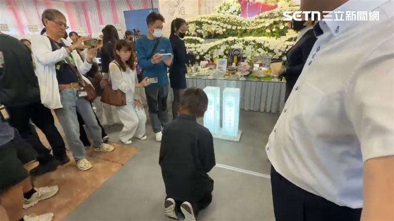 意外發生後第8天，女大生在鄭詠心告別式上，下跪致意。（圖／翻攝畫面）