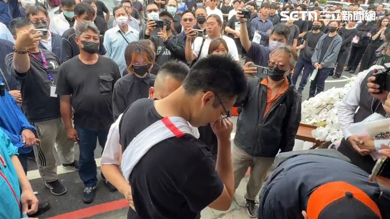 台南市警局第四警分局分局長廖水池協調後，家屬終於放行讓女大生進入告別式會場。（圖／翻攝畫面）