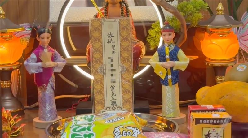 夫妻倆相約出門買宵夜，未料在路上遇上死劫。（圖／翻攝畫面）