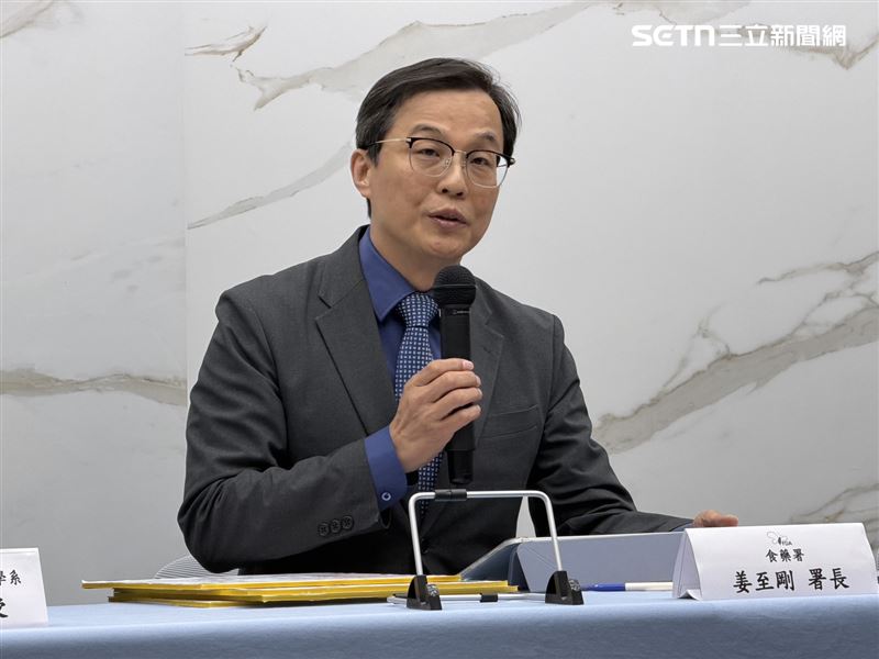 食藥署長姜至剛表示，食藥署於115年4月21日修正發布之「農藥殘留容許量標準」，是食藥署的常態例行性標準訂定作業。（圖／記者蔣季容攝影）