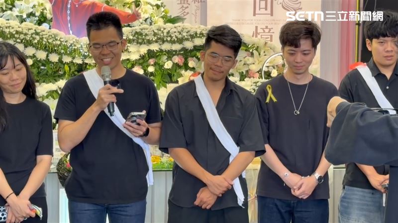 男友（右二）胸前戴著對戒，忍悲送詠心最後一程，努力堅強還是多次止不住淚。（圖／記者林昱孜攝影）