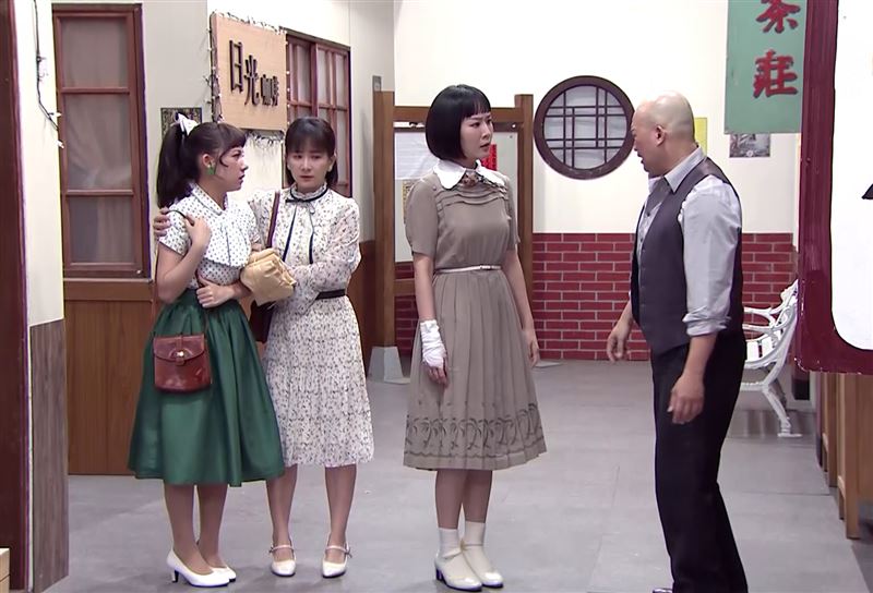 何宜珊（右2）即使手受傷，還是見義勇為阻擋醉漢騷擾女性。（圖／台視提供）
