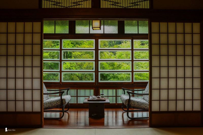 拉開和室的紙門，框住了一幅流動的自然風景，讓人捨不得將視線移開