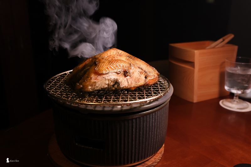 炭火的熱度將肉汁完美鎖住，這種單純直接的烹調方式，反而最能突顯食材本身的實力