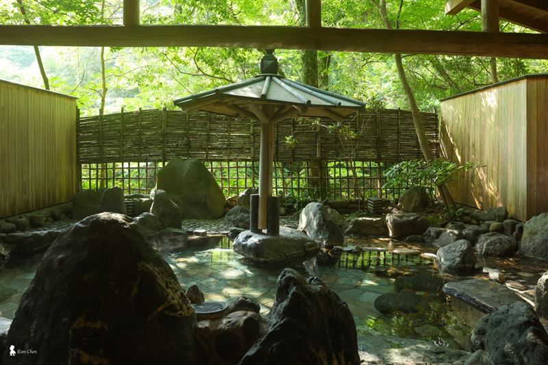 浴池周邊自然錯落的岩石與竹籬笆，巧妙地將伊豆的山林氣息直接延伸到了泉水畔