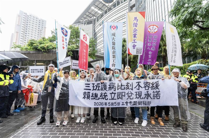 台灣護師醫療產業工會、中華民國護理師護士公會全國聯合會與護理界，於今日上午集結於衛生福利部前陳情。（圖／護理師護士公會全國聯合會提供）