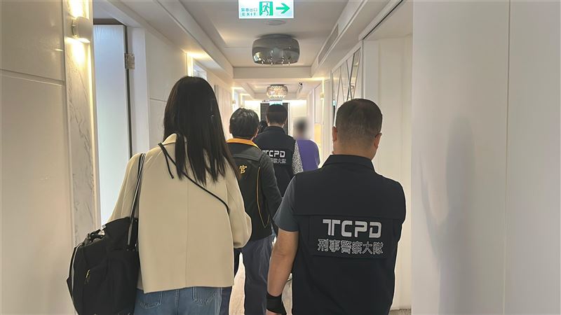 知名連鎖醫美「愛爾麗集團」，遭爆偷拍疑雲，檢警介入偵辦中，新北市衛生局也前往稽查。（圖／翻攝畫面）