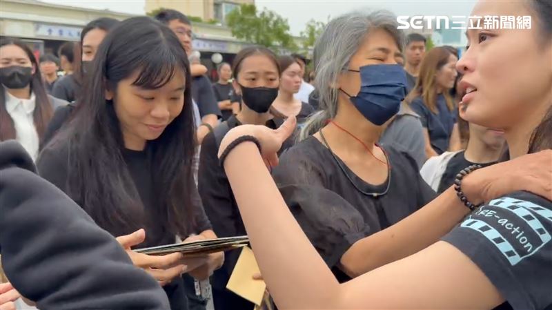詠心朋友來送別詠心最後一程，和家屬相擁。（圖／翻攝畫面）
