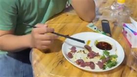 中國人會生吃老鼠。（圖／翻攝自微博）