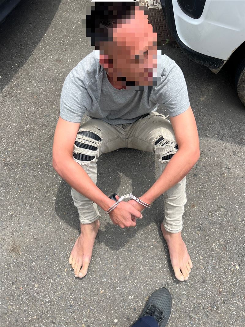 林男赤腳逃逸，顧不得當時正中午馬路溫度高。（圖／翻攝畫面）