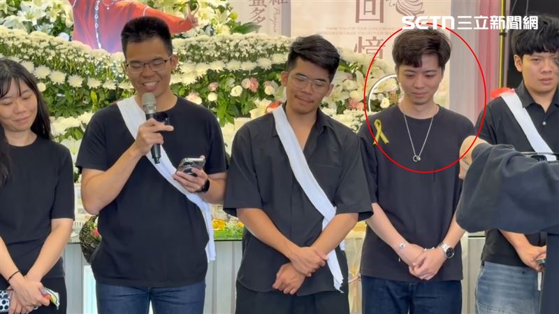 男友（右二）胸前戴著對戒，忍悲送詠心最後一程，努力堅強還是多次止不住淚。（圖／記者林昱孜攝影）