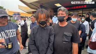 家屬全冷背對！分局長協調肇事女終下跪