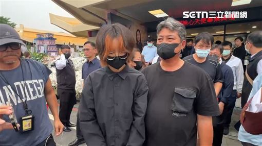 家屬全冷背對！分局長協調肇事女終下跪