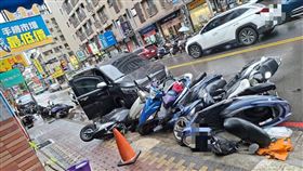 新北新莊區民安西路附近，陳男毒駕撞翻路邊停放的14台汽機車，被警方依法送辦。（圖／翻攝畫面）