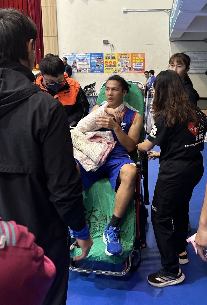 名古屋亞運國手甘家葳（中）5日出戰115年全大運男子拳擊75公斤級決賽受傷，儘管現場醫生試圖處理右肩脫臼情形，但似乎比想像中嚴重，最後決定送醫進行後續檢查治療，甘家葳也被迫棄賽