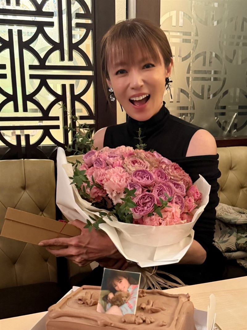 現年42歲深田恭子出道30年，難得貼文看得出氣色相當不錯。（圖／翻攝自IG @kyokofukada_official）