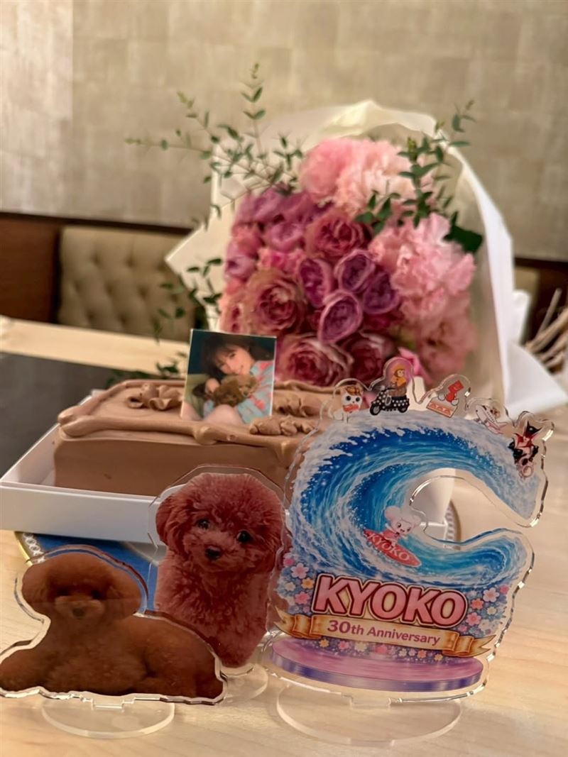 深田恭子前經紀人特地準備以她與愛犬合照裝飾的蛋糕。（圖／翻攝自IG @kyokofukada_official）
