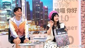 夏宇童(右)回想起美國西雅圖的口香糖牆讓她印象深刻。 (圖／八大提供)
