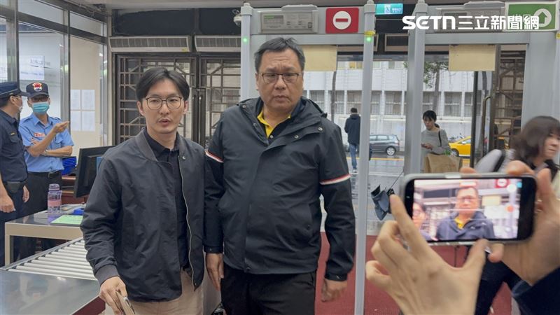 北市內湖分局前偵查隊長劉宗仁涉嫌洩密案，被檢調傳喚，訊後移送北檢，訊後10萬元交保。（圖／記者楊佩琪攝）