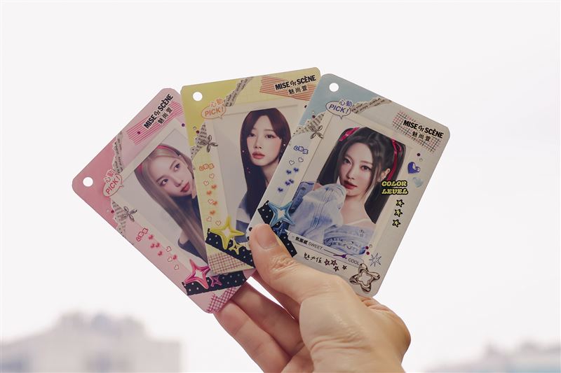 即日起至屈臣氏購買魅尚萱HELLO BUBBLE新色「百搭焦糖系」系列，即可獲得限量心動卡套，三款隨機贈送。（圖／品牌業者提供）