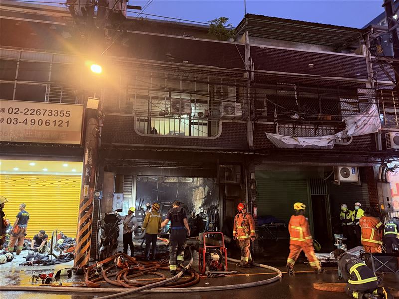 土城修車廠火警已於6時許控制火勢，起火原因尚待調查中。（圖／翻攝畫面）