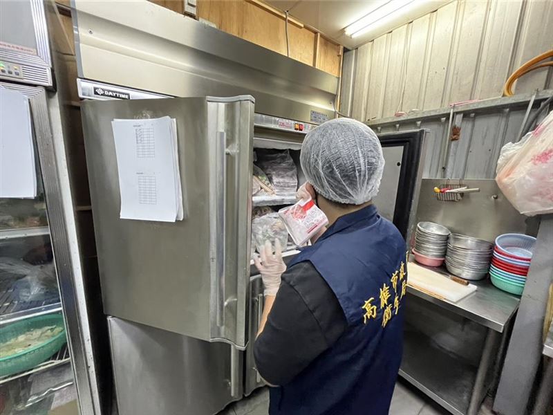 高雄大社區30年桶仔雞老店驚傳集體食物中毒，衛生局勒令停業2天，全面清消。（圖／高雄市衛生局提供）