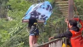 四川景區意外，女子玩高空滑索急喊「沒拴緊」下秒墜落。（圖／翻攝畫面）