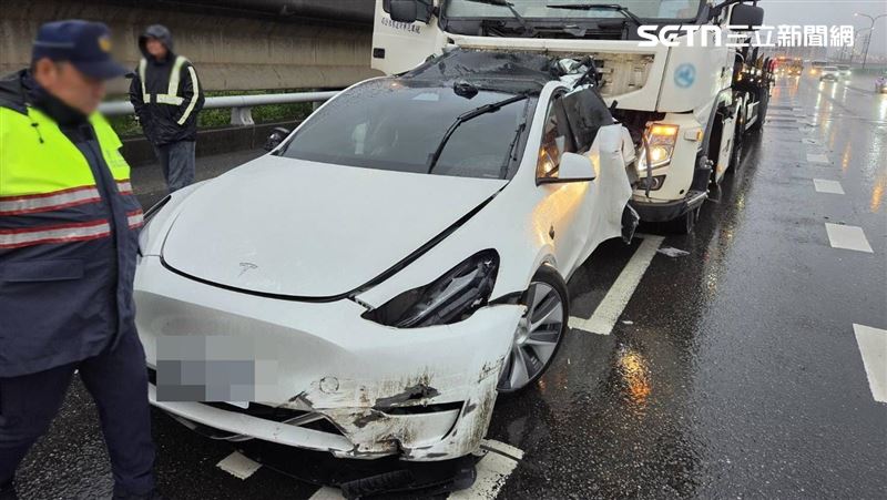國一自撞護欄待援 特斯拉再被聯結車追尾