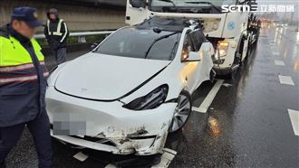 國一自撞護欄待援　特斯拉再被聯結車追尾