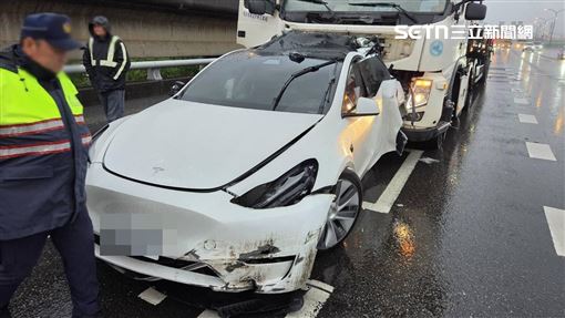 國一自撞護欄待援　特斯拉再被聯結車追尾