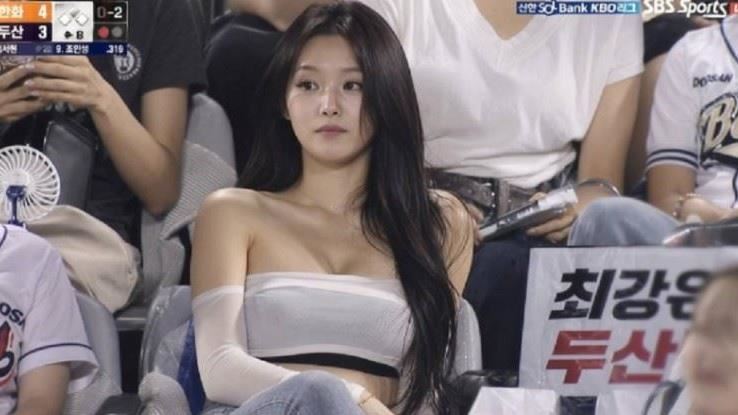 韓職場邊正妹美到像AI　球迷揭可怕真相