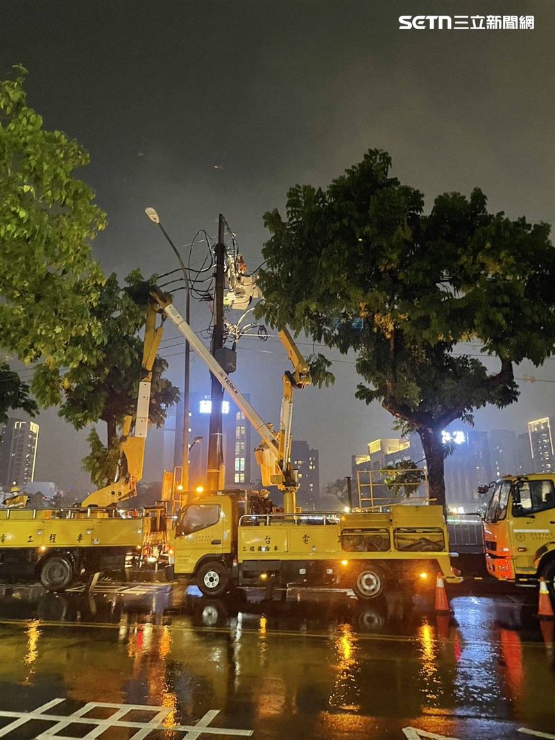 台中北屯區因落雷造成電纜斷線，周邊2122戶停電，台電人員冒雨搶修。（圖／台電提供）