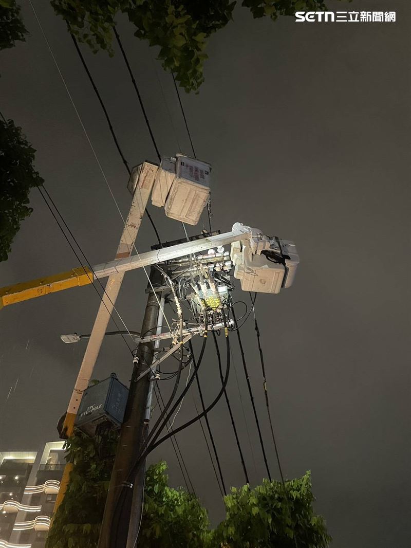 台中北屯區因落雷造成電纜斷線，周邊2122戶停電，台電人員冒雨搶修。（圖／台電提供）