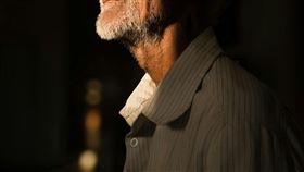 香港論壇近日熱議一起發生在診所的父子衝突，高齡70歲的老父與僅9歲的兒子當眾爭吵。（示意圖/ Pexels）