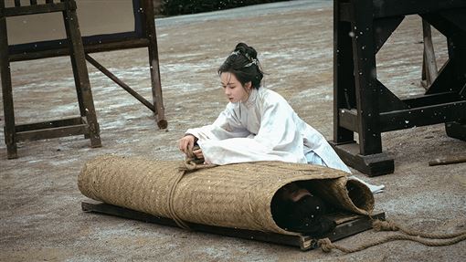 陳都靈捲家族鬥爭「徒手拖屍」震撼畫面曝