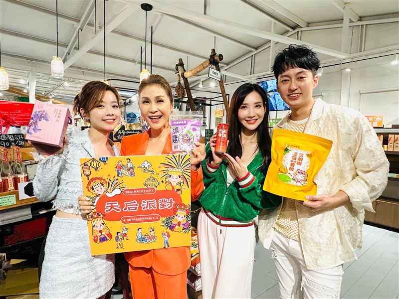梁佑南（左二）領軍考察團，攜手于浩威、徐千京、程雅晨逛遍農產攤位。（圖／民視提供）