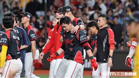 中職37年例行賽，味全龍三壘手劉基鴻延長賽敲出再見全壘打。（圖／記者劉彥池攝影）